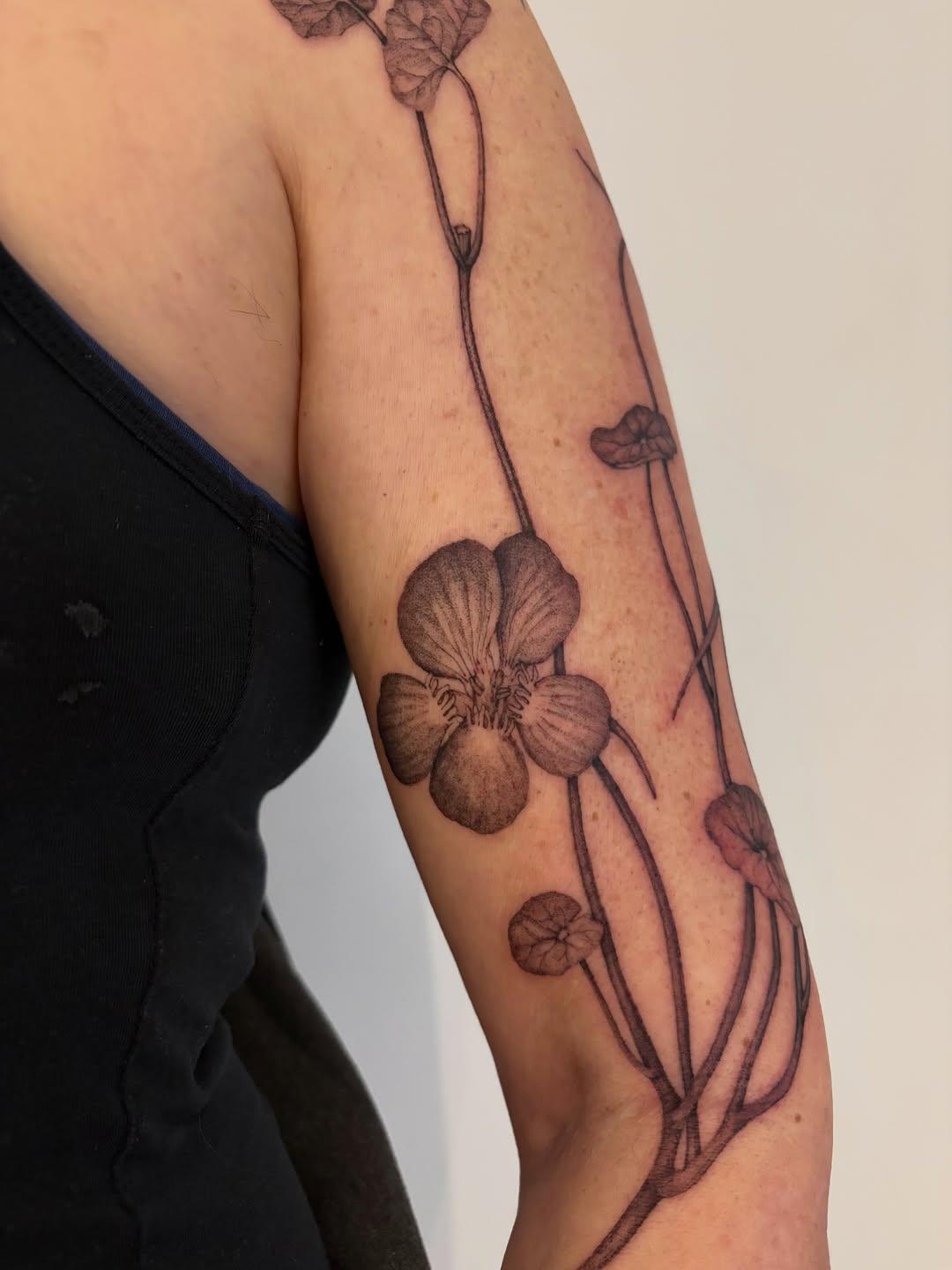 Tatouage fleur avec détails botaniques — valentine_mandarine