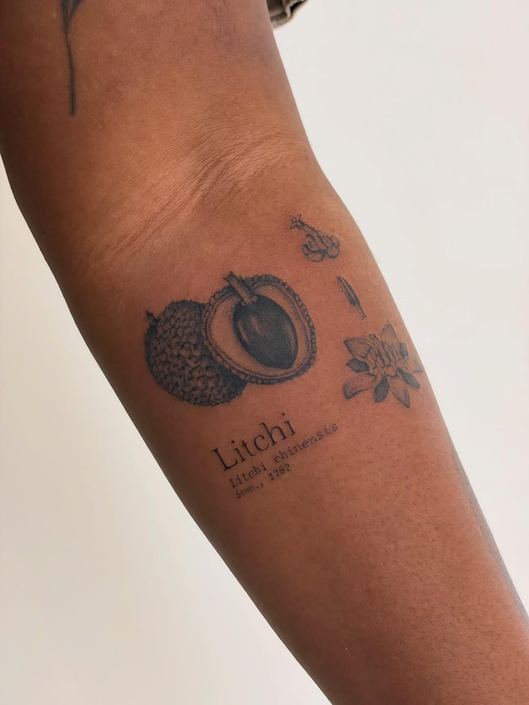 Tatouage litchi avec lettrage — valentine_mandarine