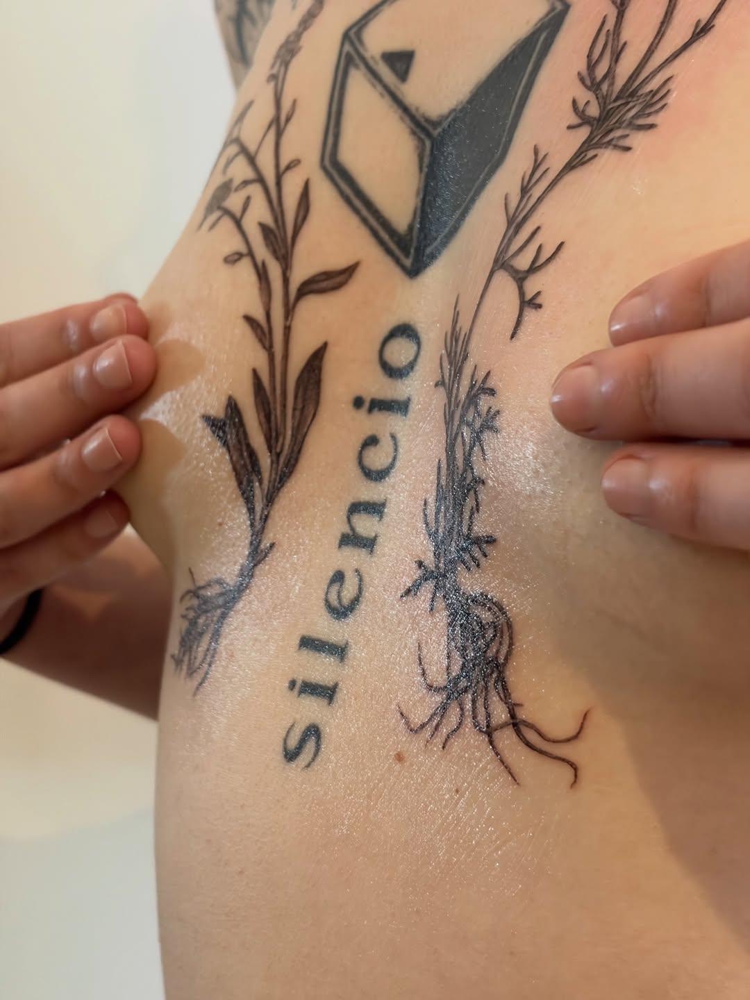 Tatouage composition botanique avec lettrage — valentine_mandarine