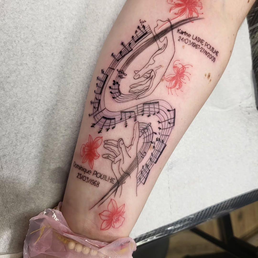 Tatouage Poème musique mains fleurs — leich.tattoo