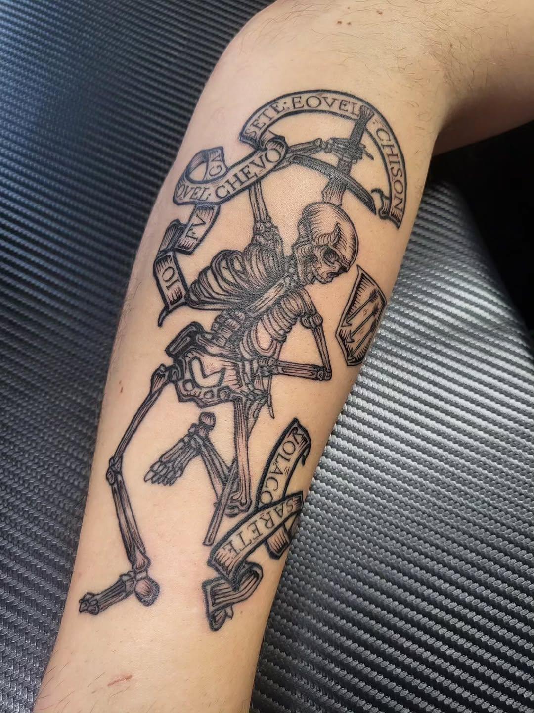 Tatouage Squelette médiéval poème — leich.tattoo