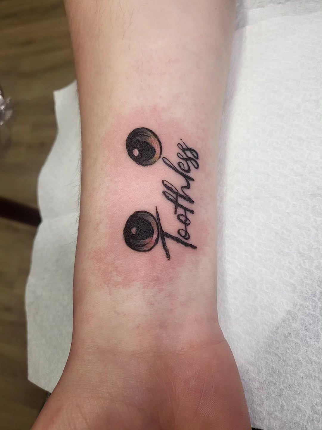Tatouage Yeux chat cursive — leich.tattoo