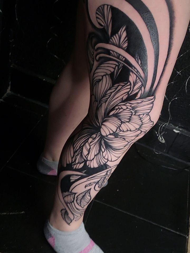 Tatouage Fleur botaniste jambe — leich.tattoo