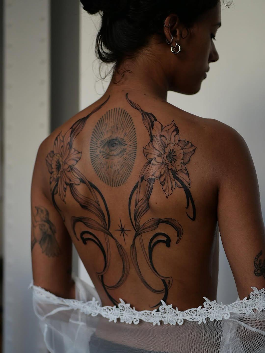 Tatouage Narcisses et oeil central au dos — patmol.tattoo