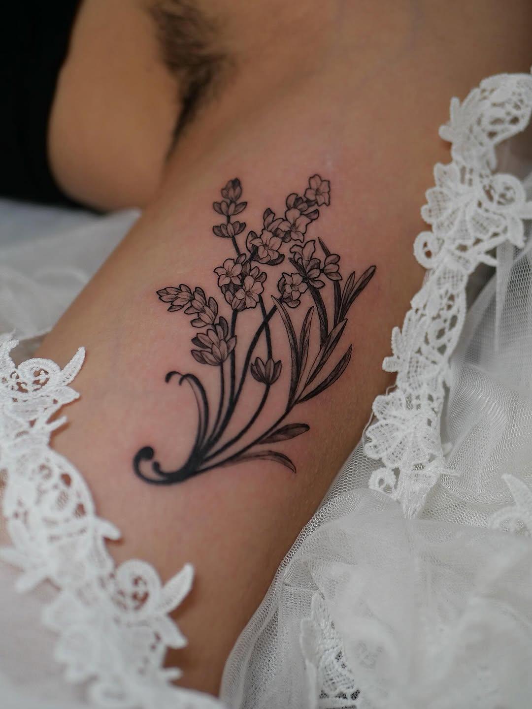 Tatouage Lavande épée — patmol.tattoo