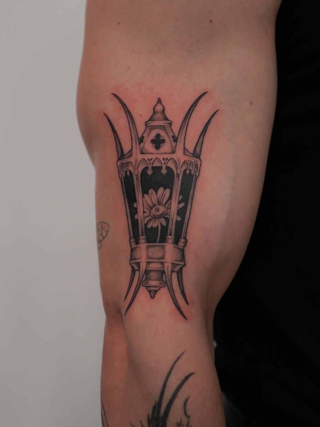 Tatouage Lanterne gothique et fleur sur jambe — patmol.tattoo