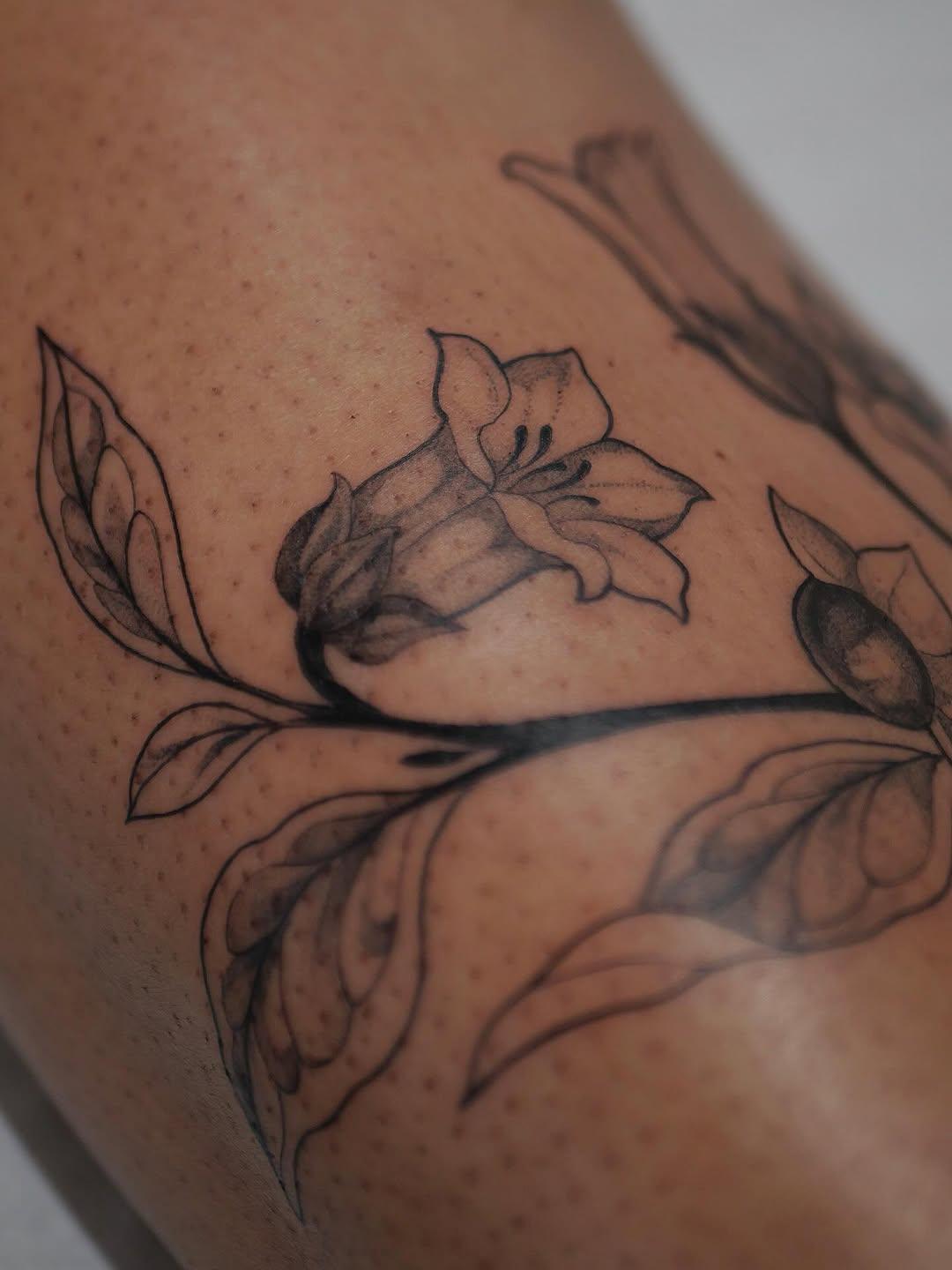 Tatouage Belladone jambe — patmol.tattoo