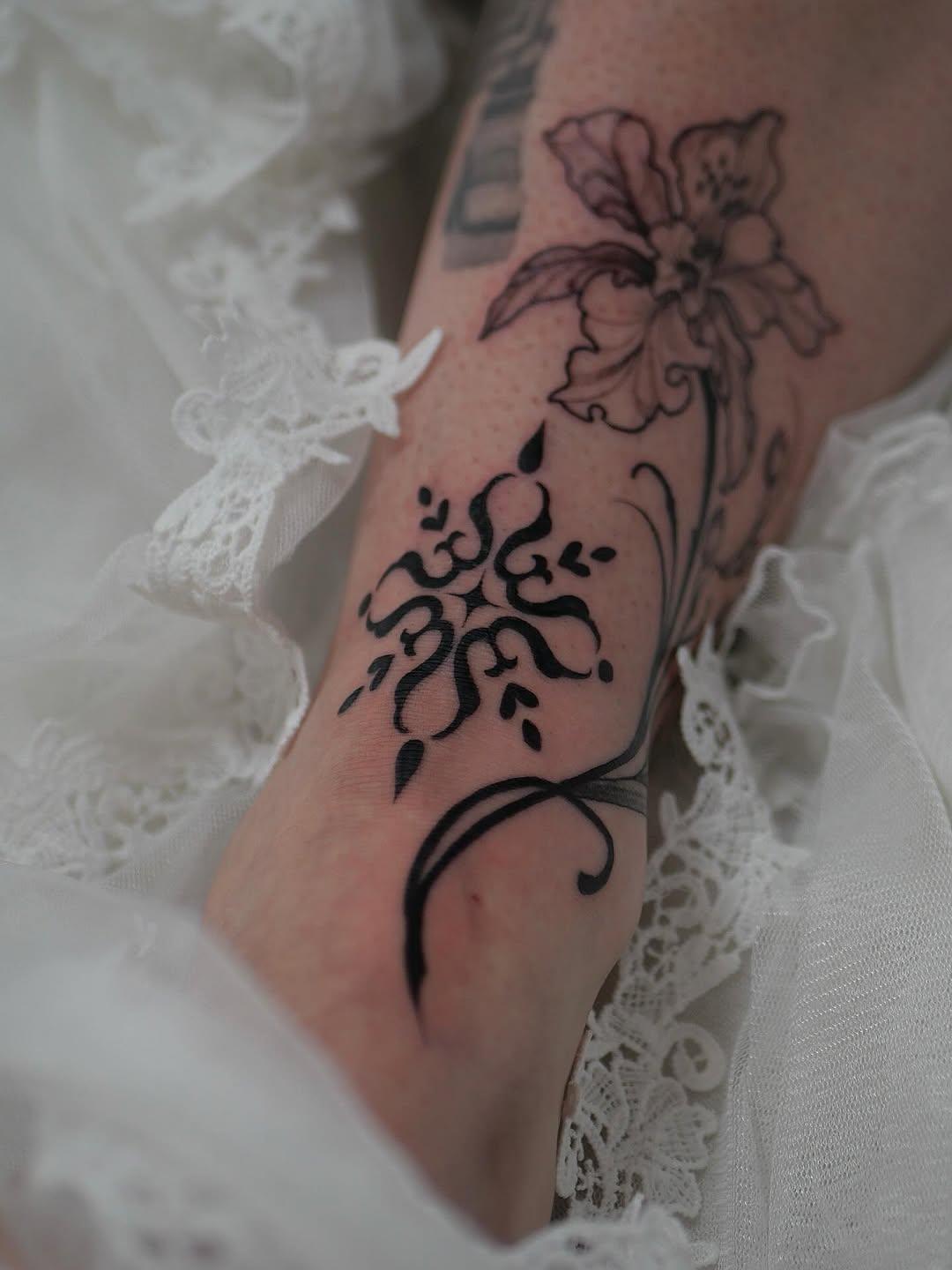 Tatouage Amaryllis doigt — patmol.tattoo