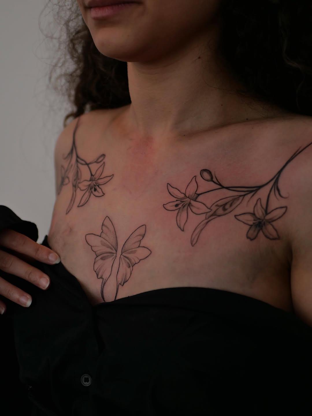 Tatouage Fleurs d'oranger et ailes de papillons poitrine — patmol.tattoo