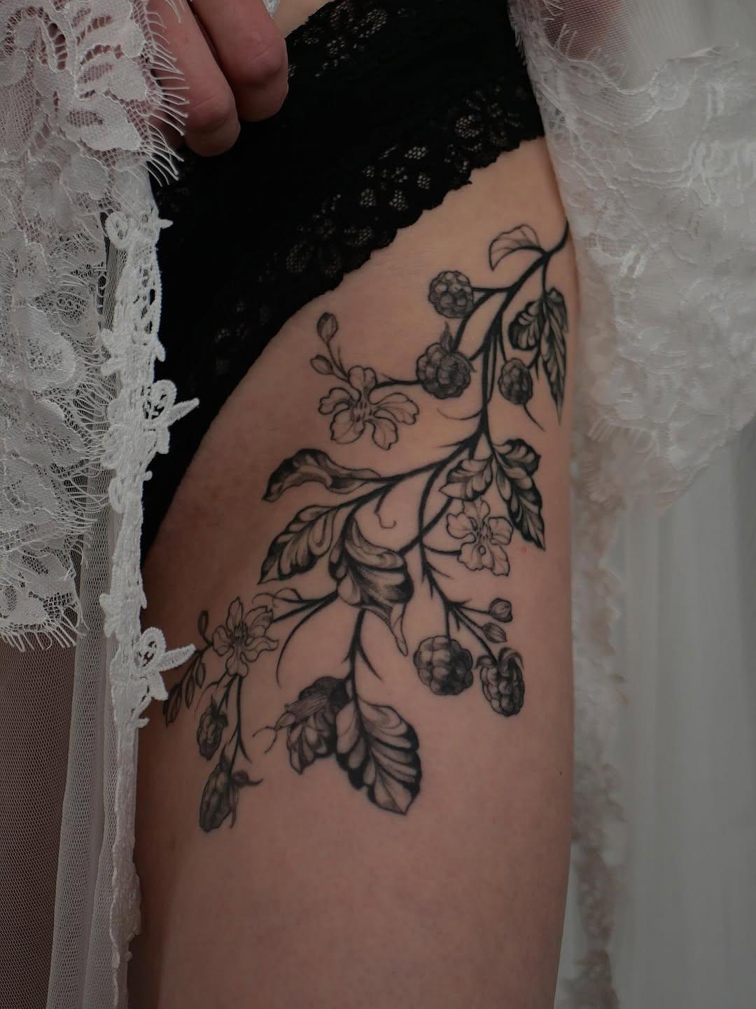 Tatouage Mûres jambe — patmol.tattoo