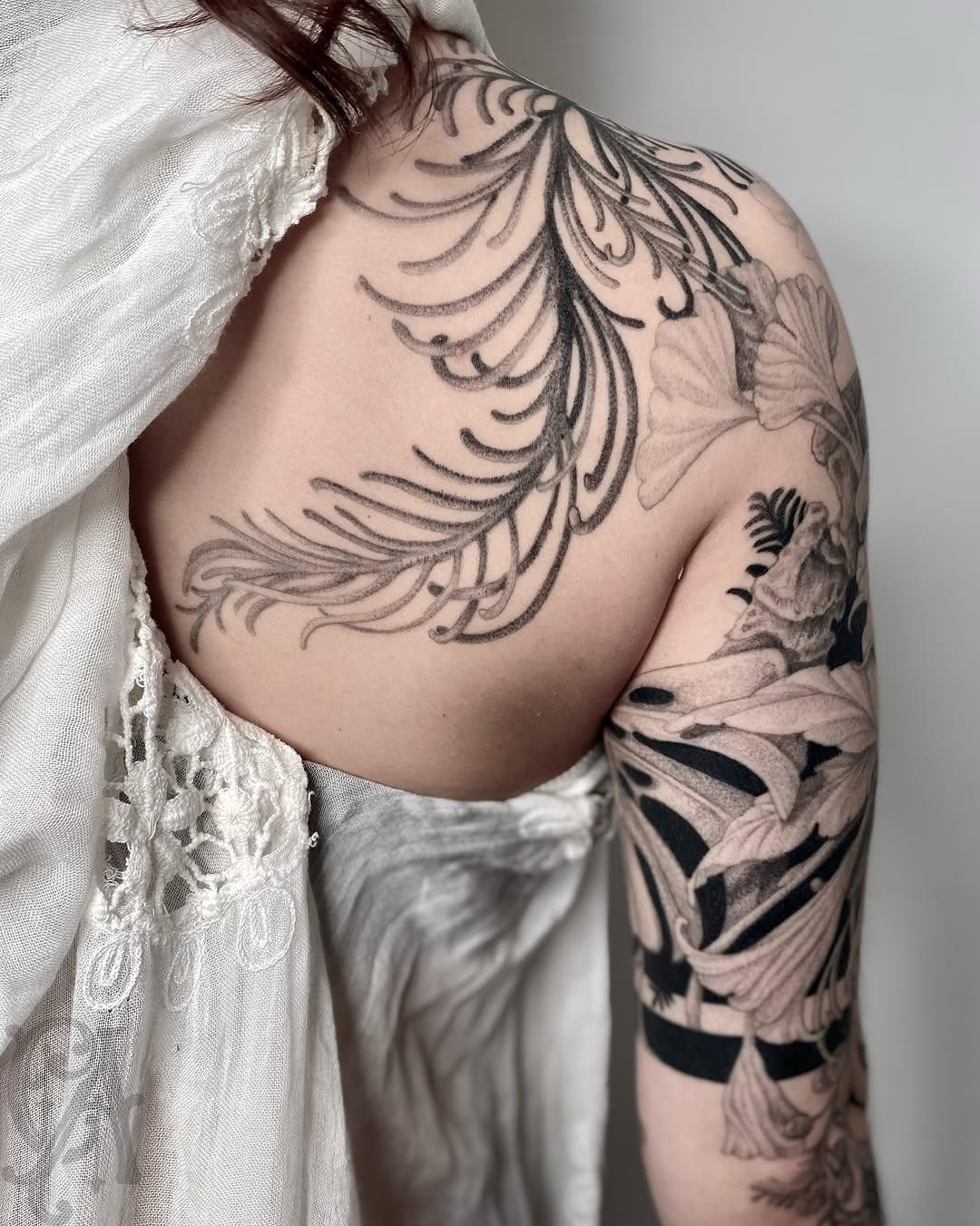 Tatouage floral ornemental épaulé — clarisseamourtattoo