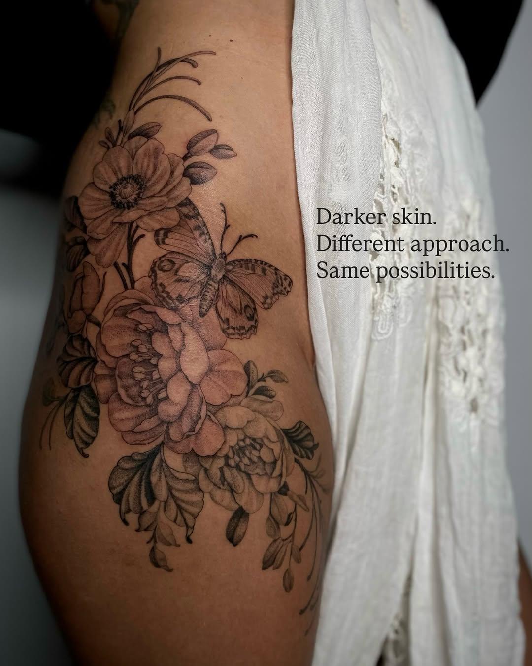 Tatouage fleurs et papillon peau foncée — clarisseamourtattoo