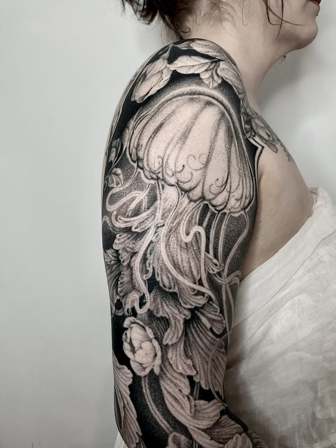 Tatouage floral ornemental complet — clarisseamourtattoo