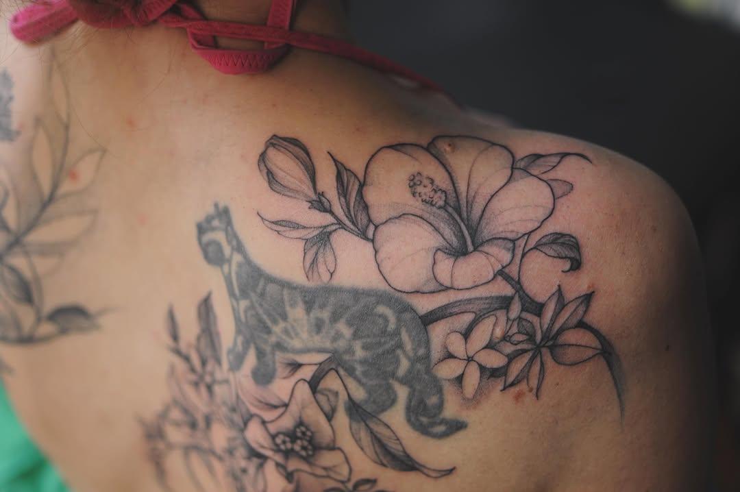 Tatouage Mésange et lionne intégrées dans fleurs — evedlg