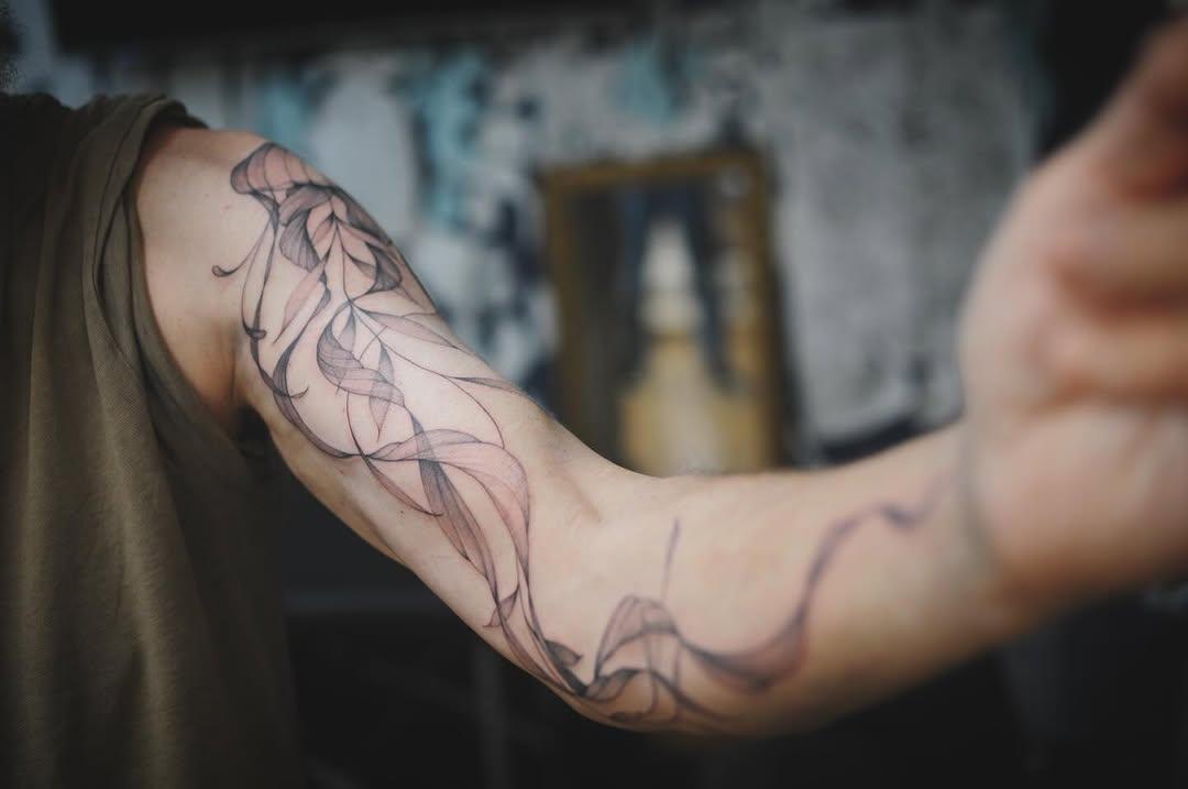 Tatouage Méduse avec fleurs et motifs aquatiques — evedlg