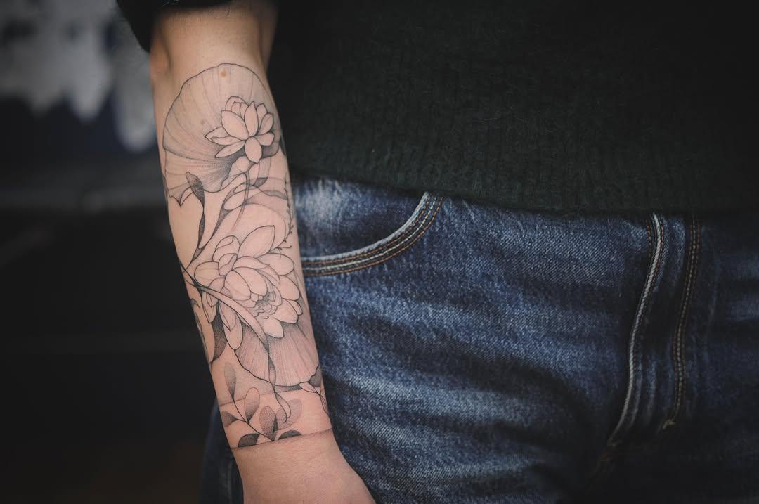 Tatouage Nénuphars et fleurs avec poissons — evedlg