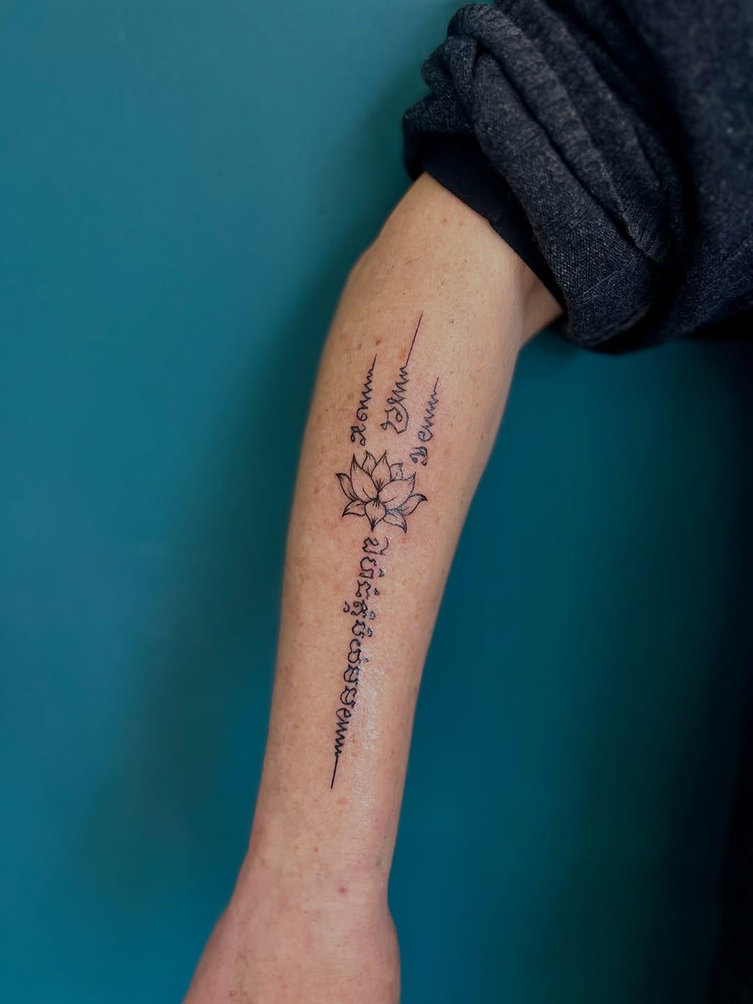 Tatouage lettrage fleurs symboles — jen.ink