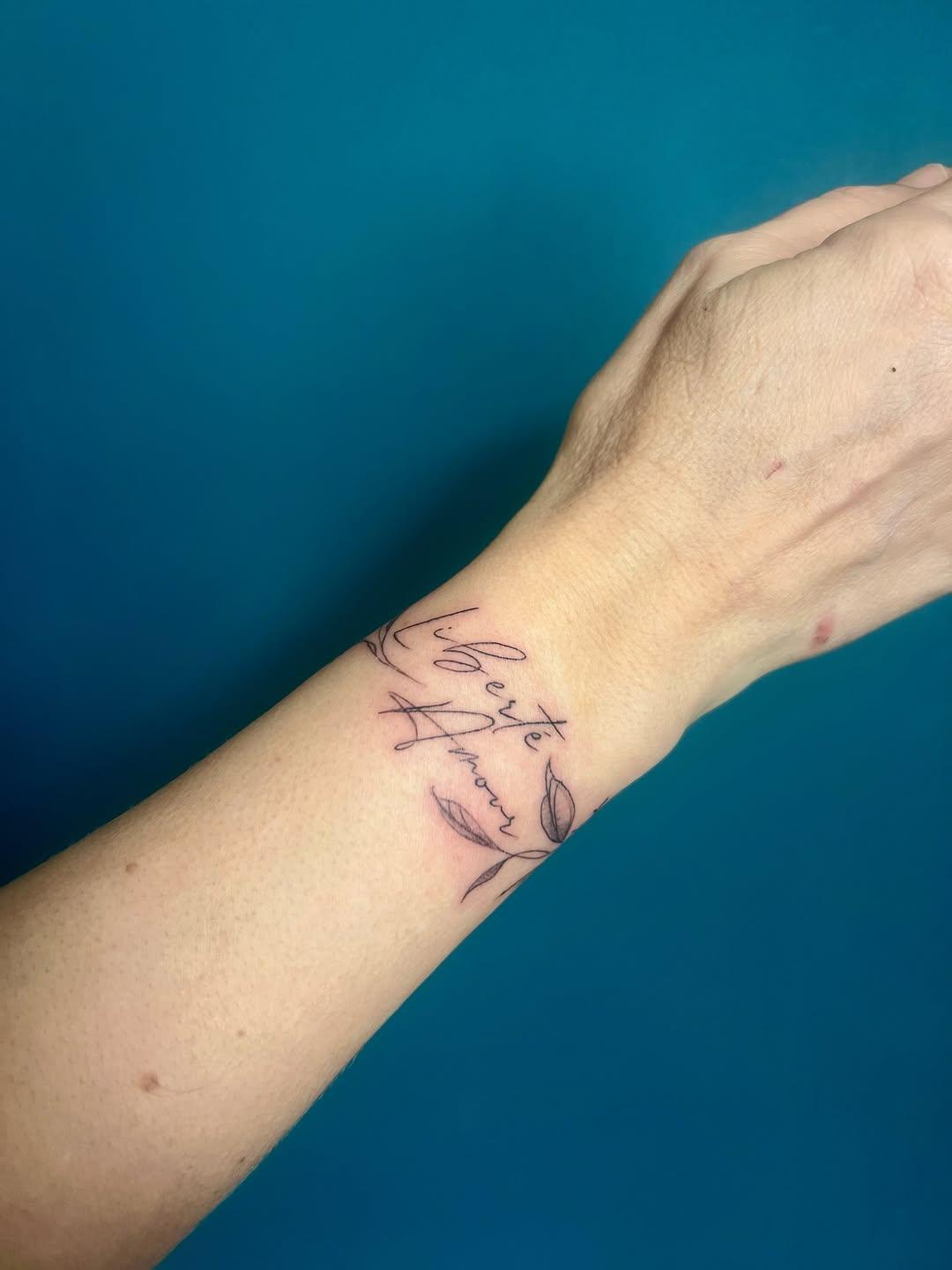 Tatouage bracelet floral — jen.ink