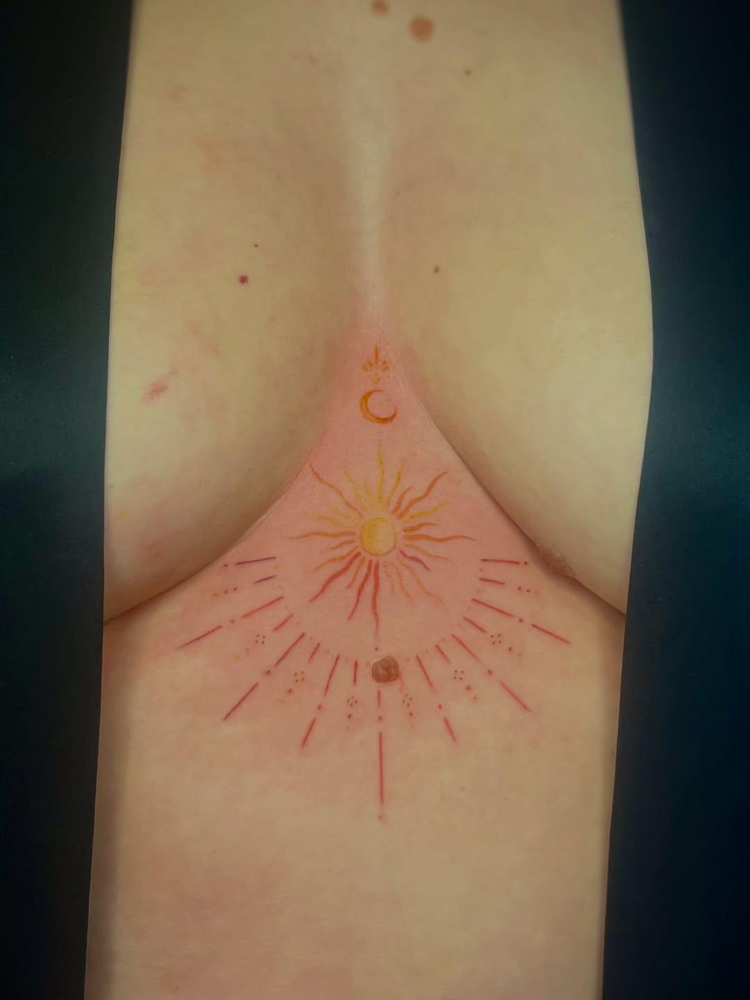 Tatouage soleil lune ornements couleur — jen.ink