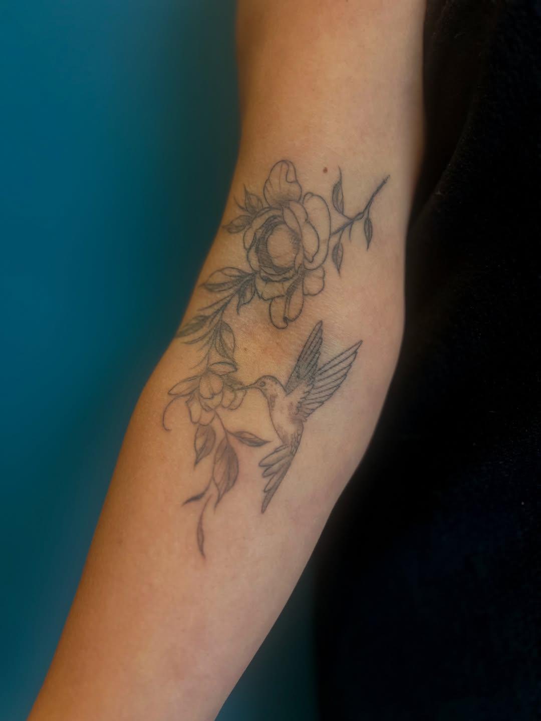 Tatouage colibri fleurs — jen.ink