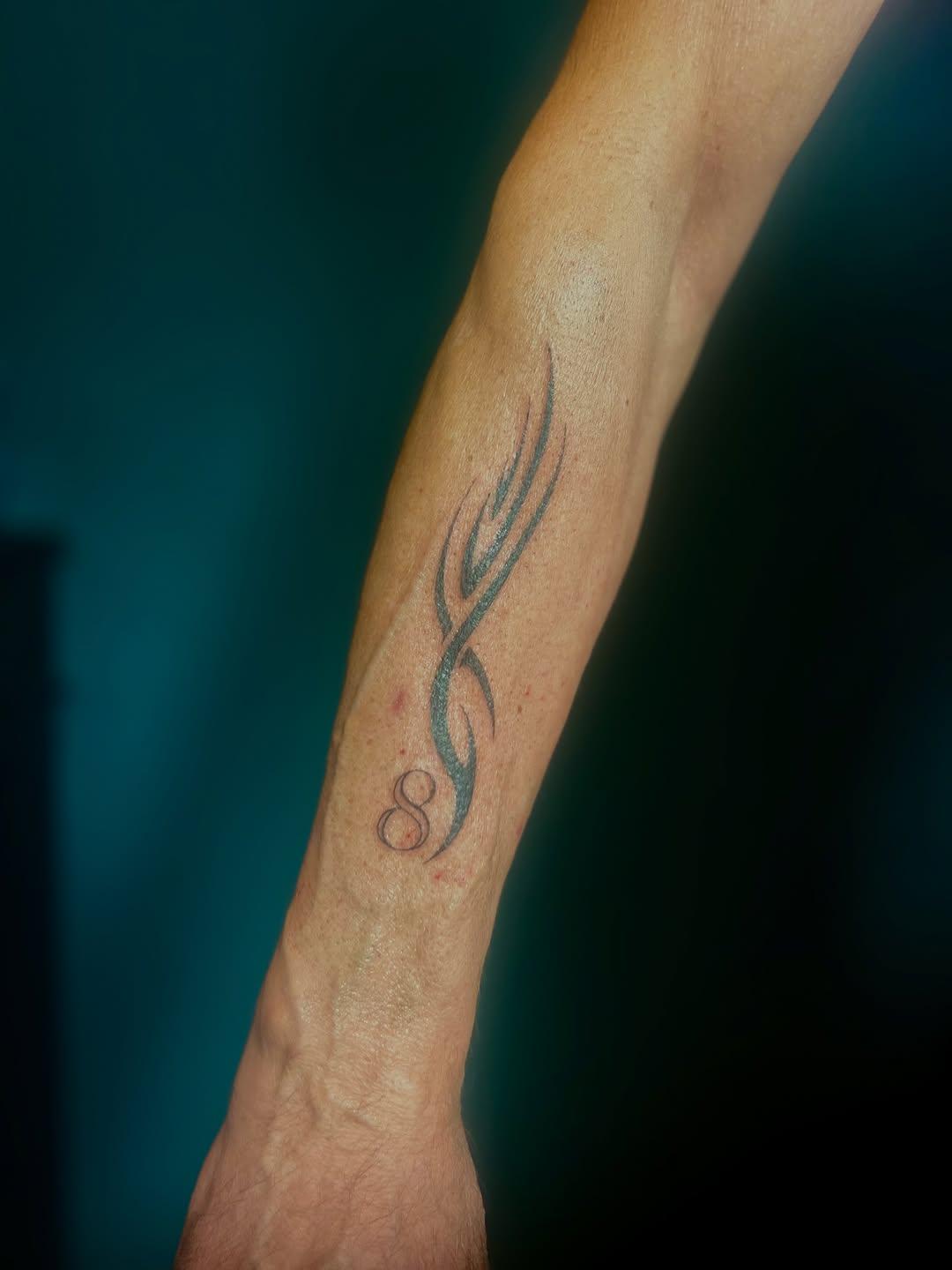 Tatouage tribal aile chiffre 8 — jen.ink