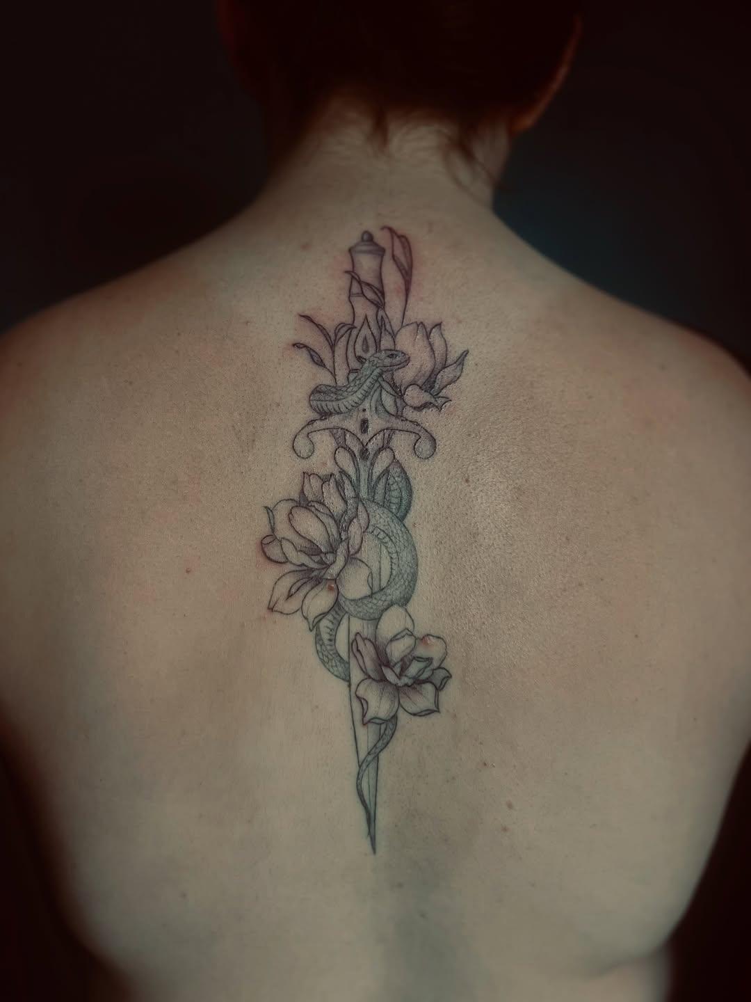 Tatouage rose fleurs serpent — jen.ink