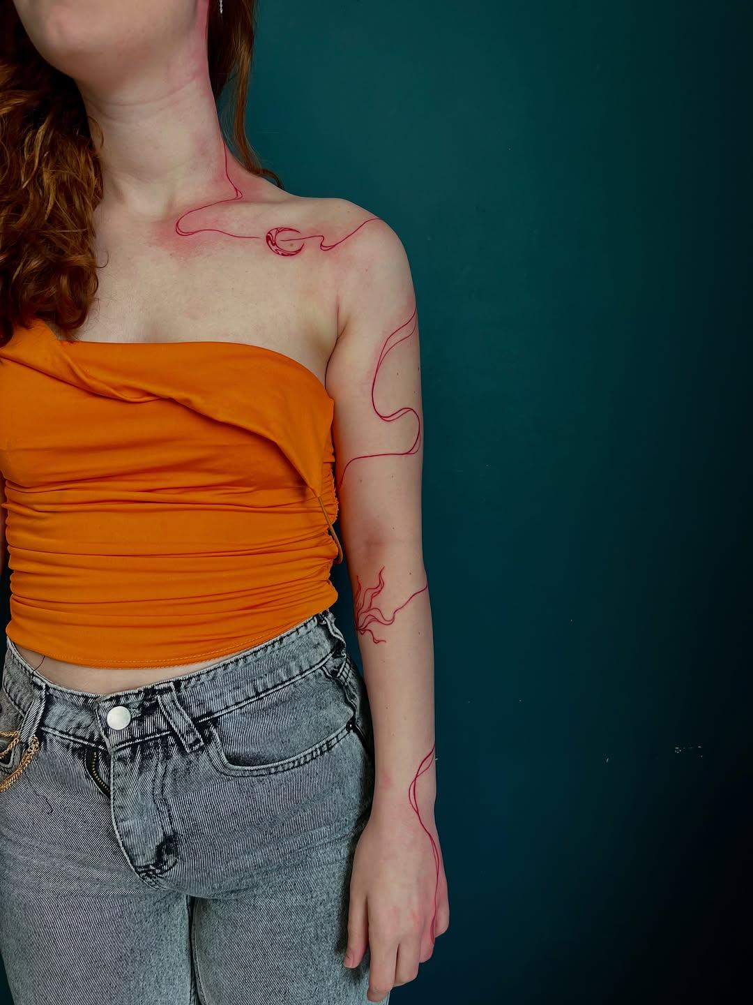 Tatouage ligne minimaliste rose — jen.ink