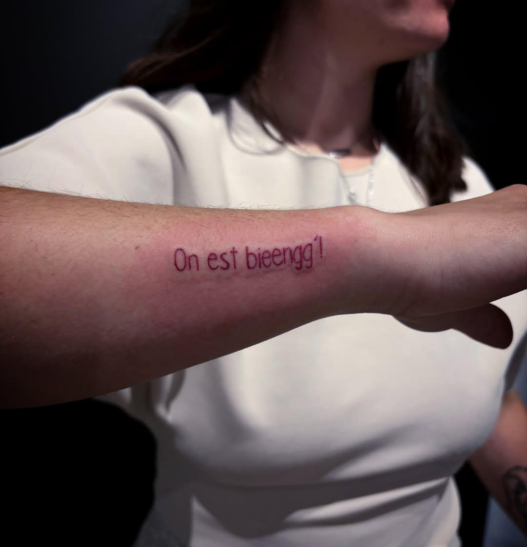 Tatouage texte Marseillais — poupeerussetattoo