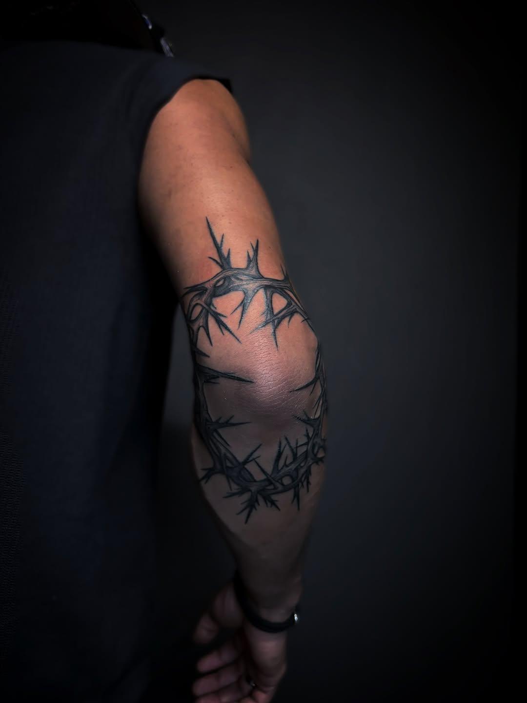 Tatouage motif géométrique avec branches — poupeerussetattoo