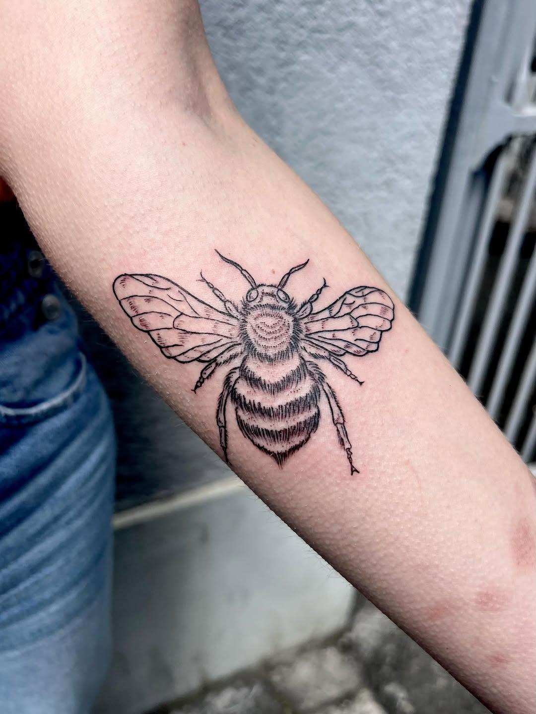 Tatouage abeille avant-bras — gaellegarrocq
