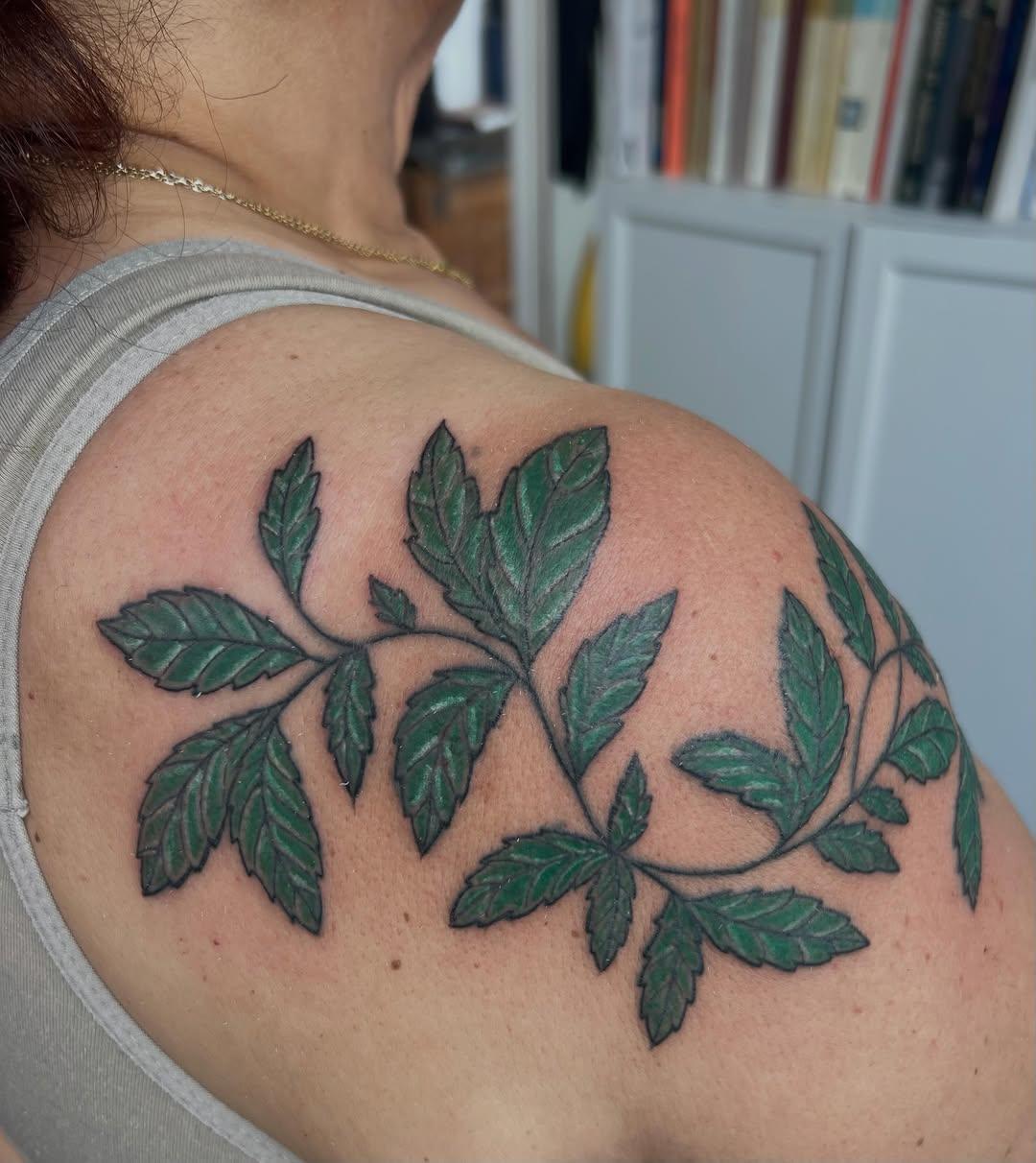 Tatouage menthe épaule — gaellegarrocq