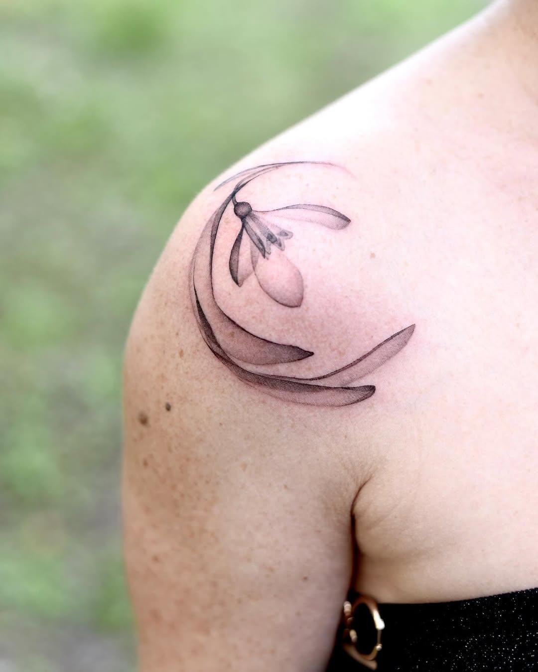 Tatouage Perce-neige épaule — eloula.tattoo