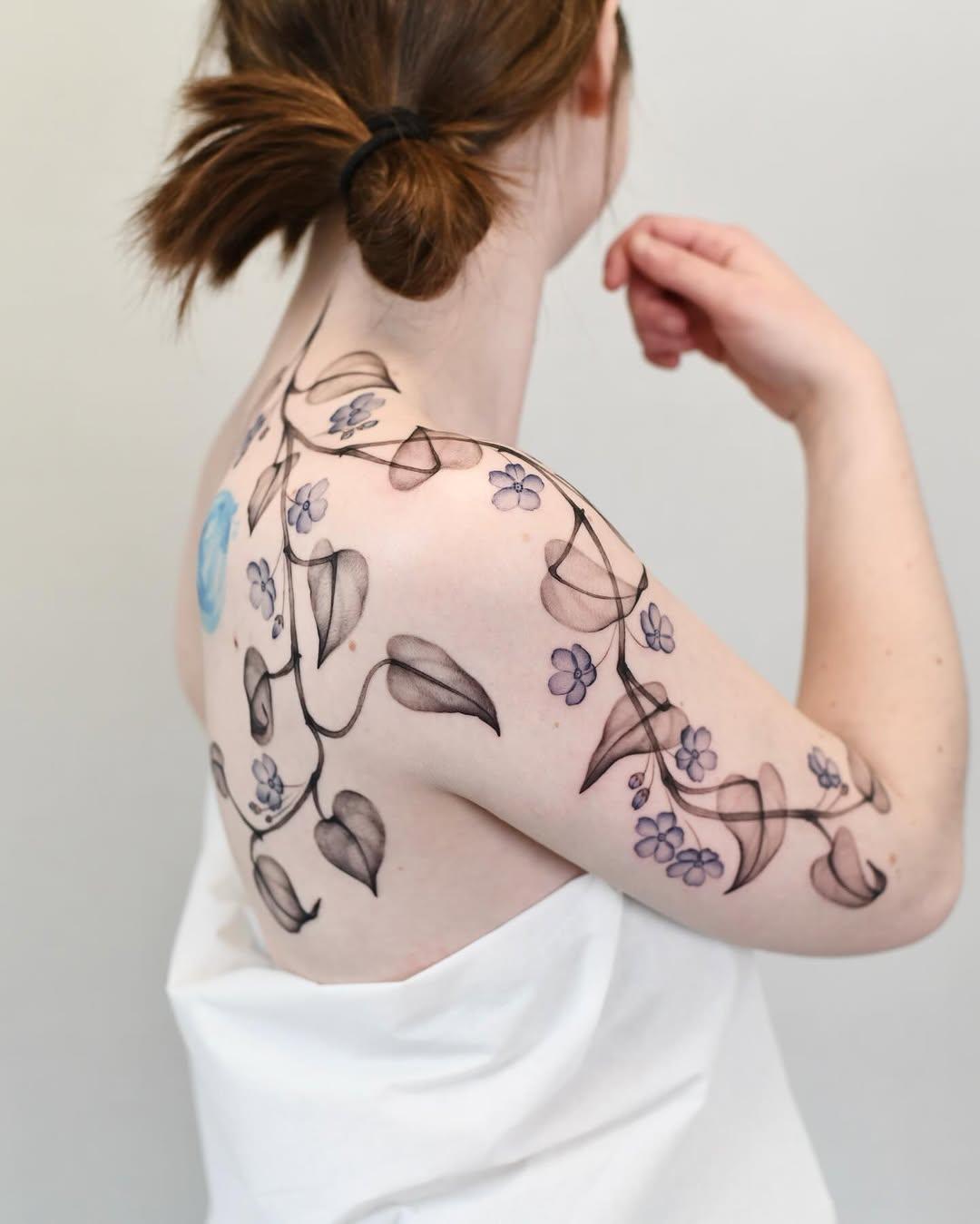 Tatouage Pothos Myosotis dos — eloula.tattoo