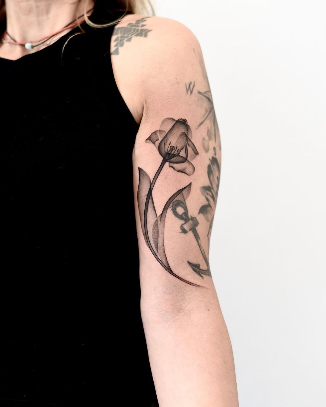 Tatouage Tulipe bras — eloula.tattoo