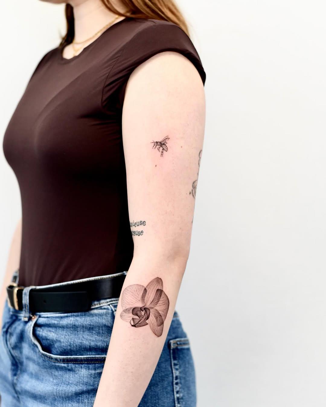 Tatouage Abeille Orchidée bras — eloula.tattoo
