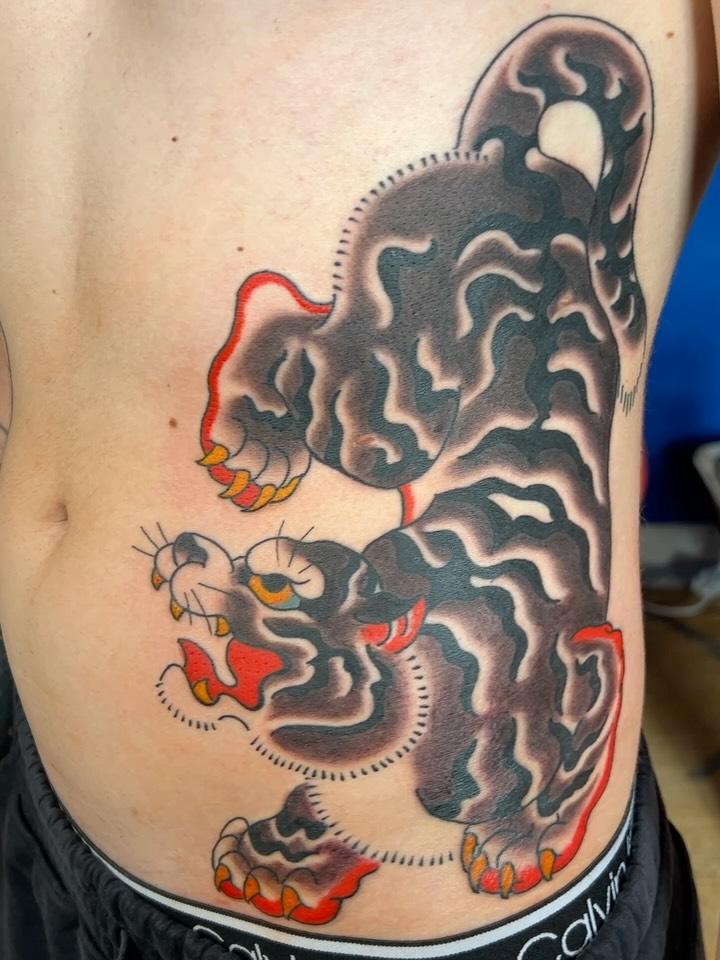 Tatouage Créature fantastique noir et gris poitrine — paulinetabur