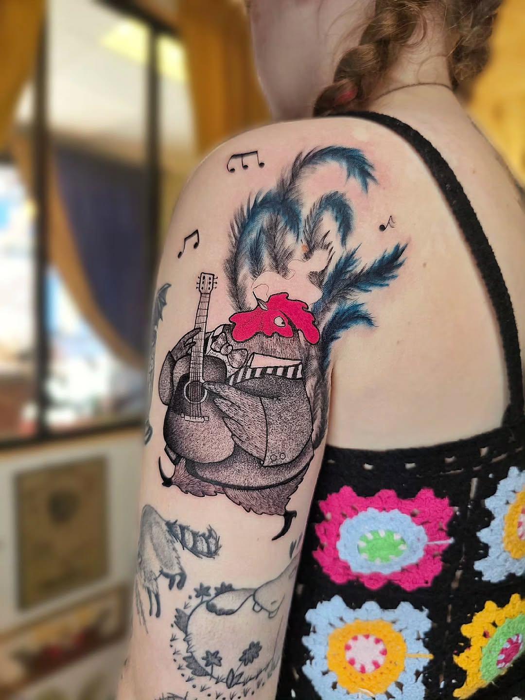 Tatouage Poulet musicien avec plumes et instruments — jean.no.tattoo