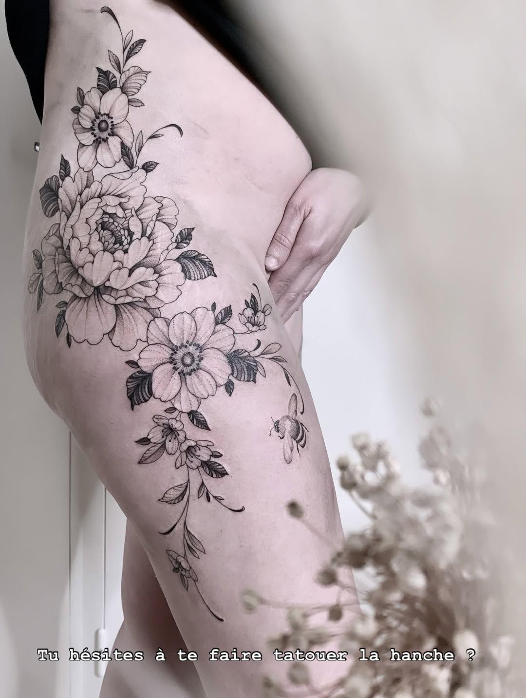 Tatouage Composition florale hanche — bonnie_tatouage