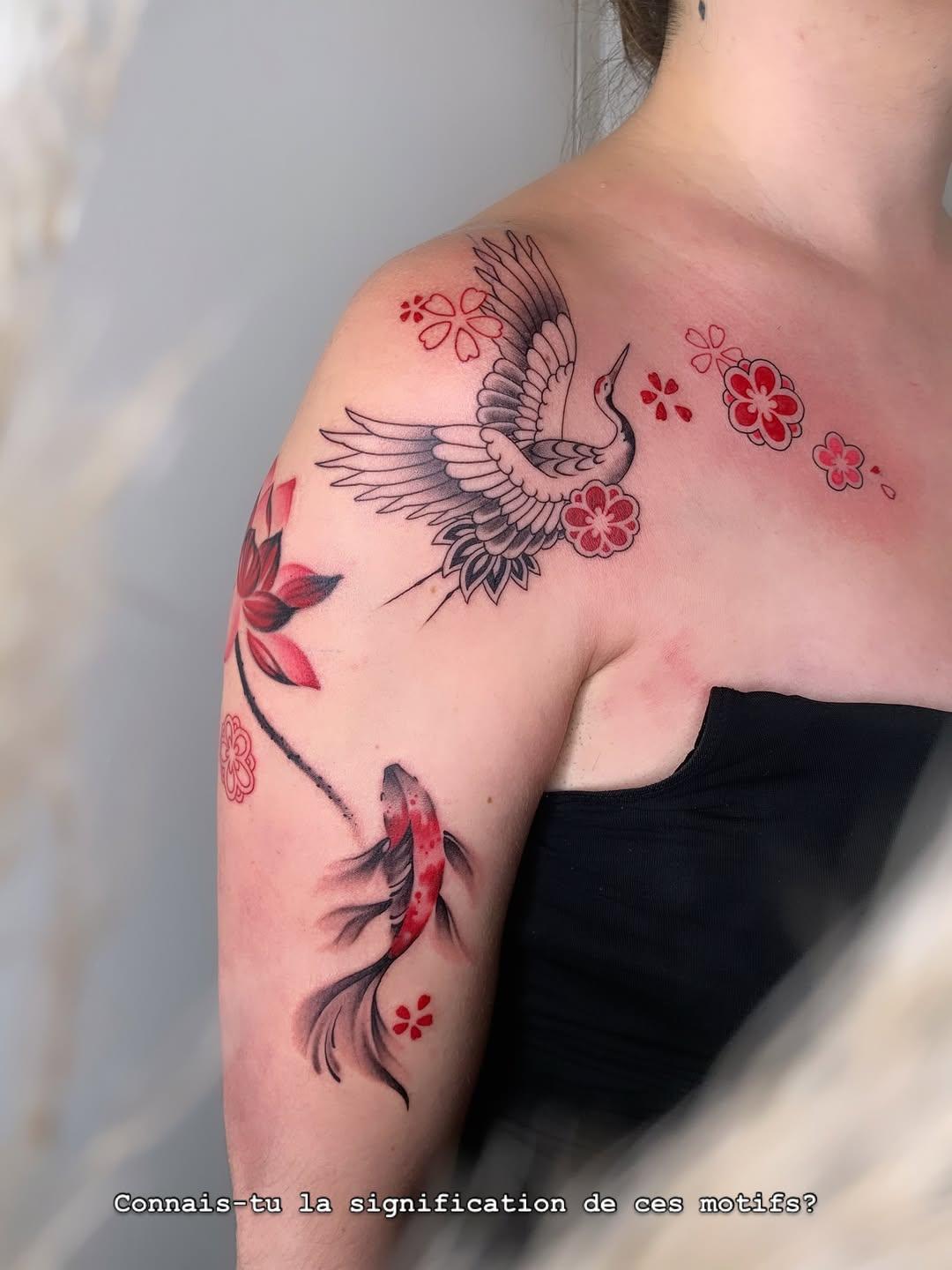 Tatouage Grue avec fleurs couleur — bonnie_tatouage