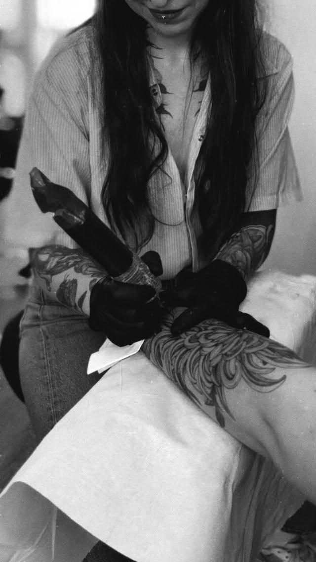 Tatouage pétales floral cicatrisé — lauramarstattoo