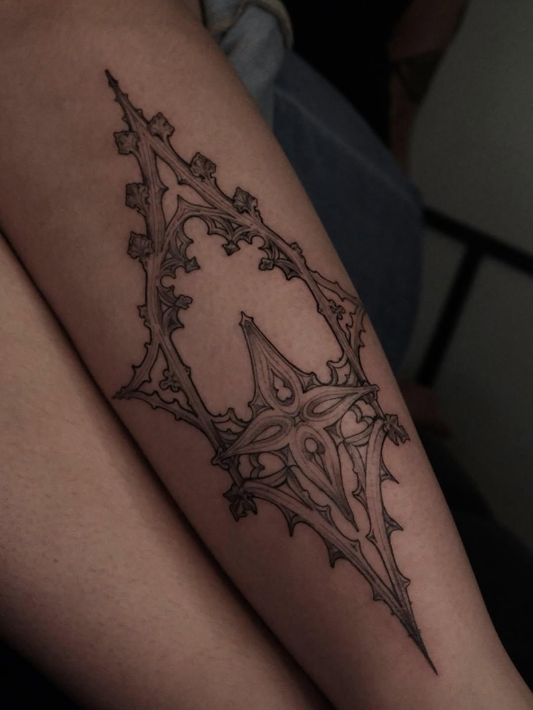 Tatouage architecture gothique bras — lauramarstattoo