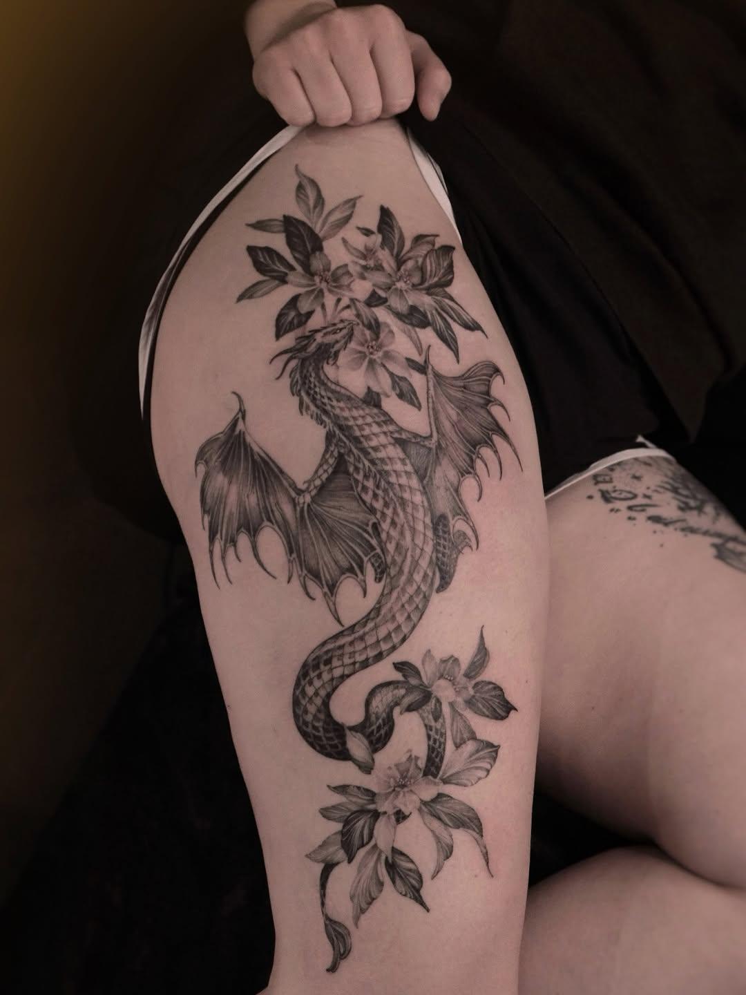 Tatouage dragon et fleurs d'oranger cuisse — lauramarstattoo