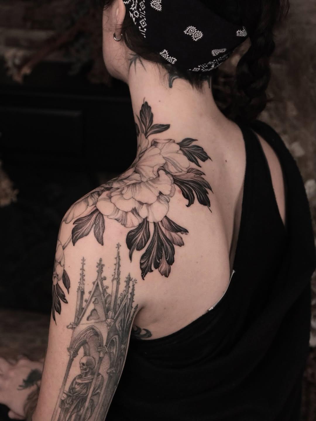 Tatouage pivoine torse — lauramarstattoo