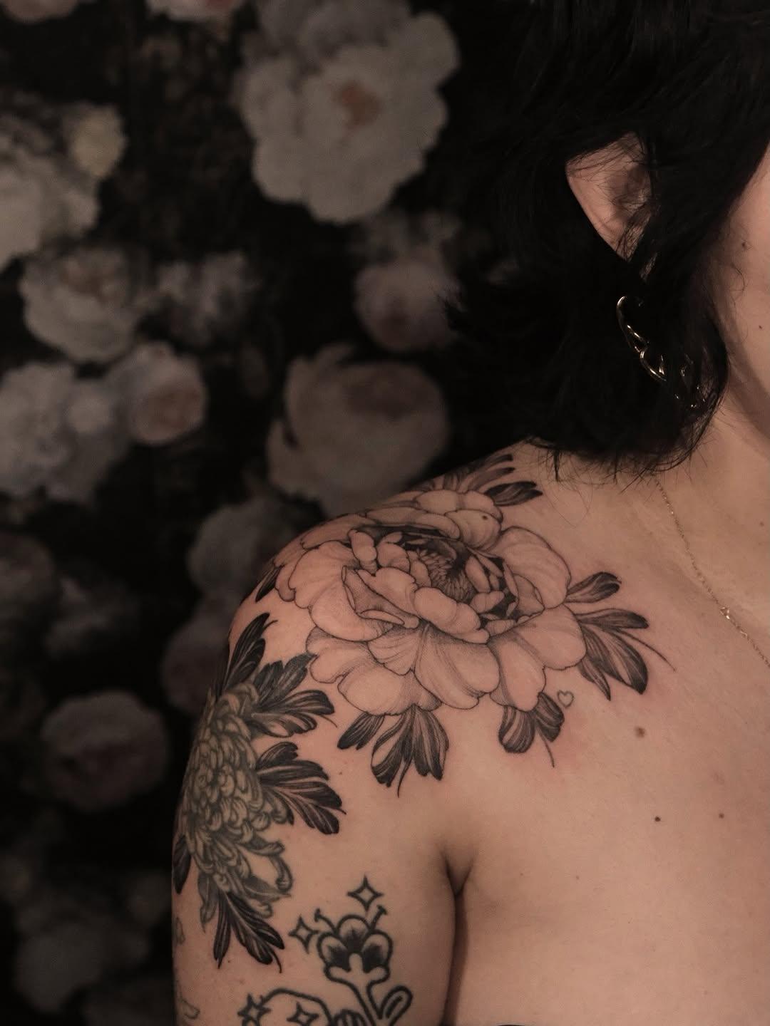 Tatouage pivoine épaule — lauramarstattoo