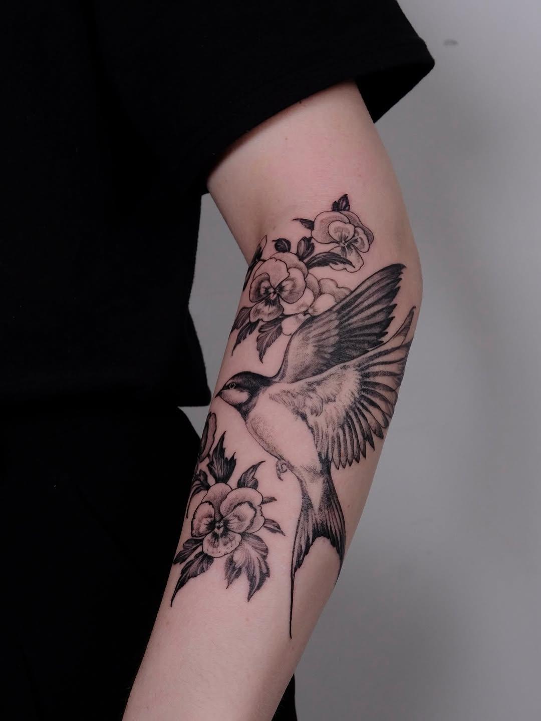 Tatouage hirondelle et pensées jambe — lauramarstattoo