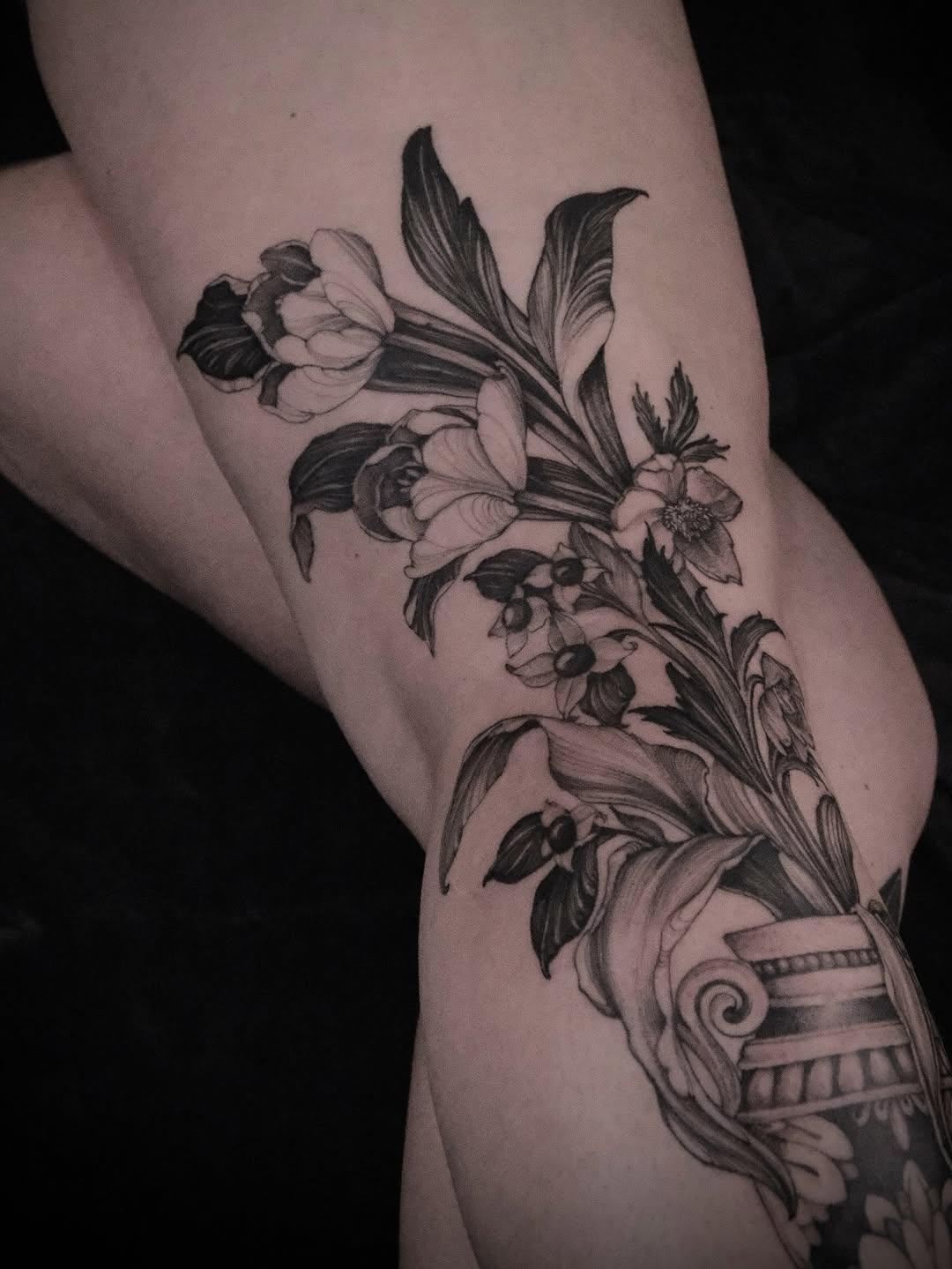 Tatouage composition florale jambe — lauramarstattoo