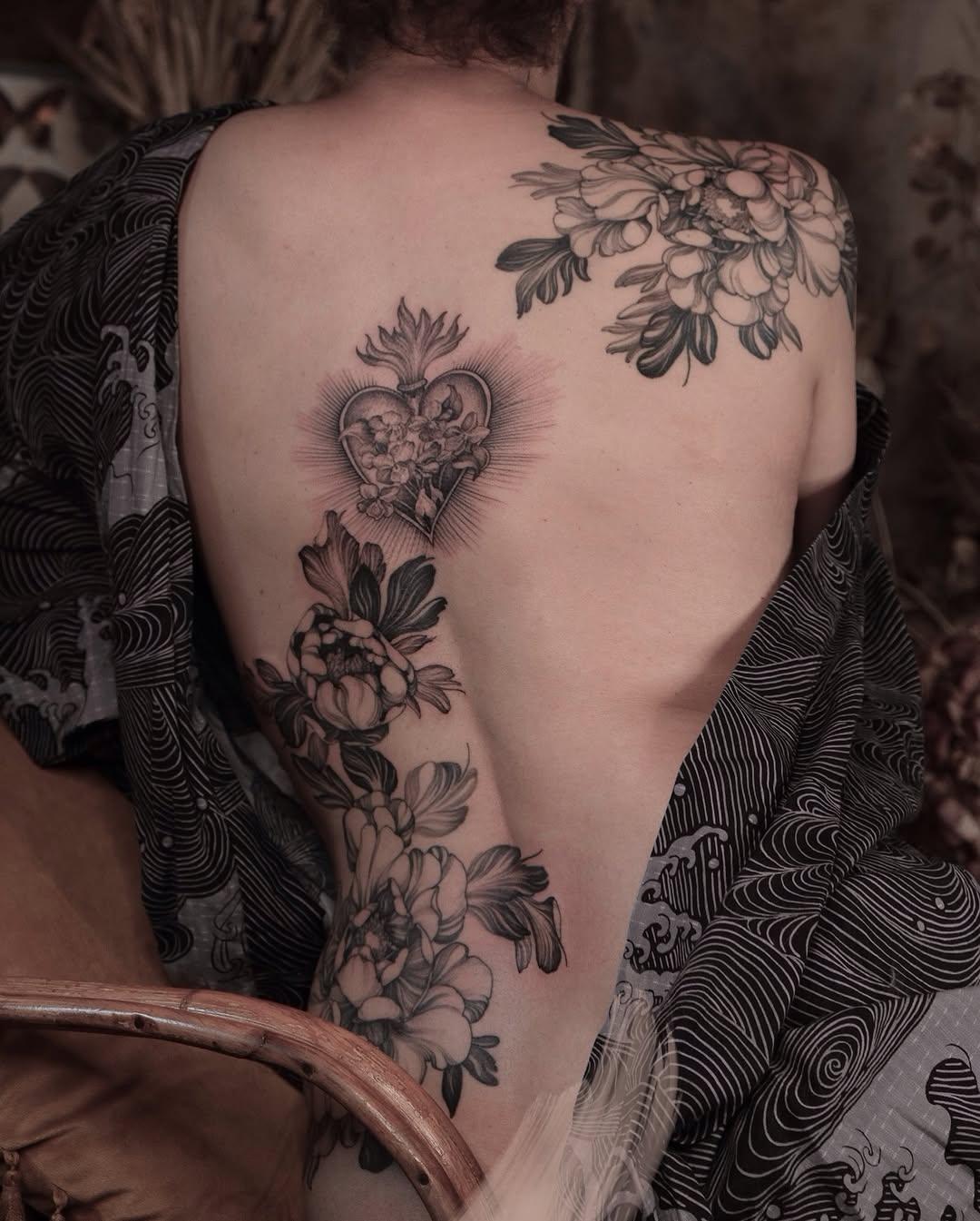 Tatouage cœur sacré et pivoines dos — lauramarstattoo
