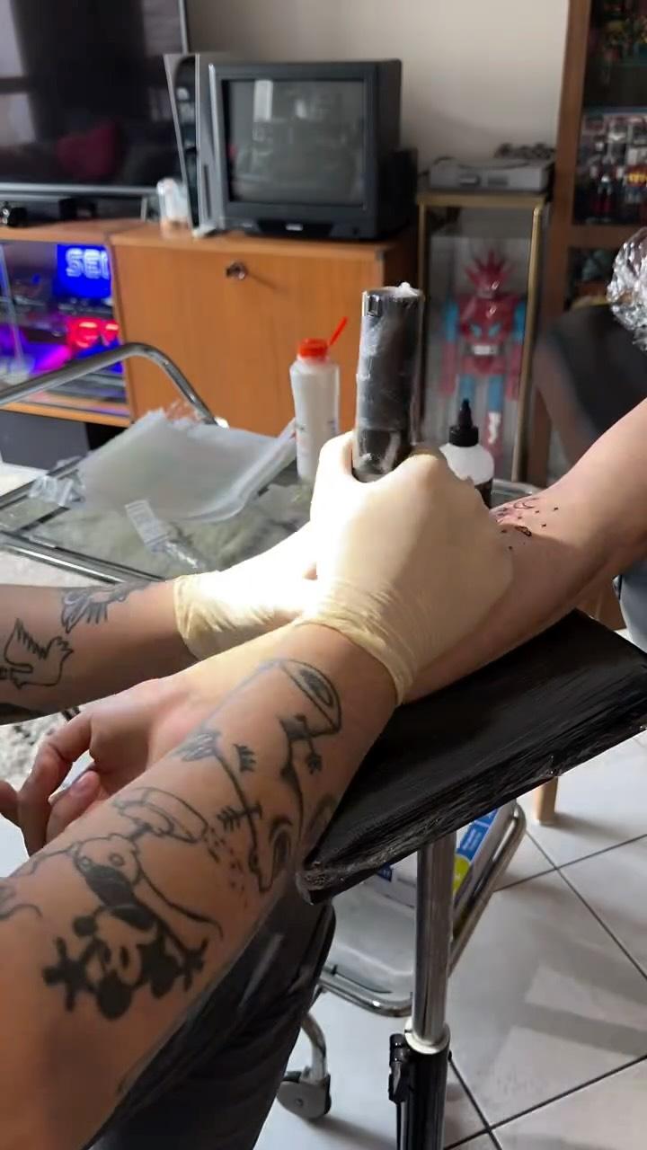 Tatouage Session de tatouage en cours — mast_cora