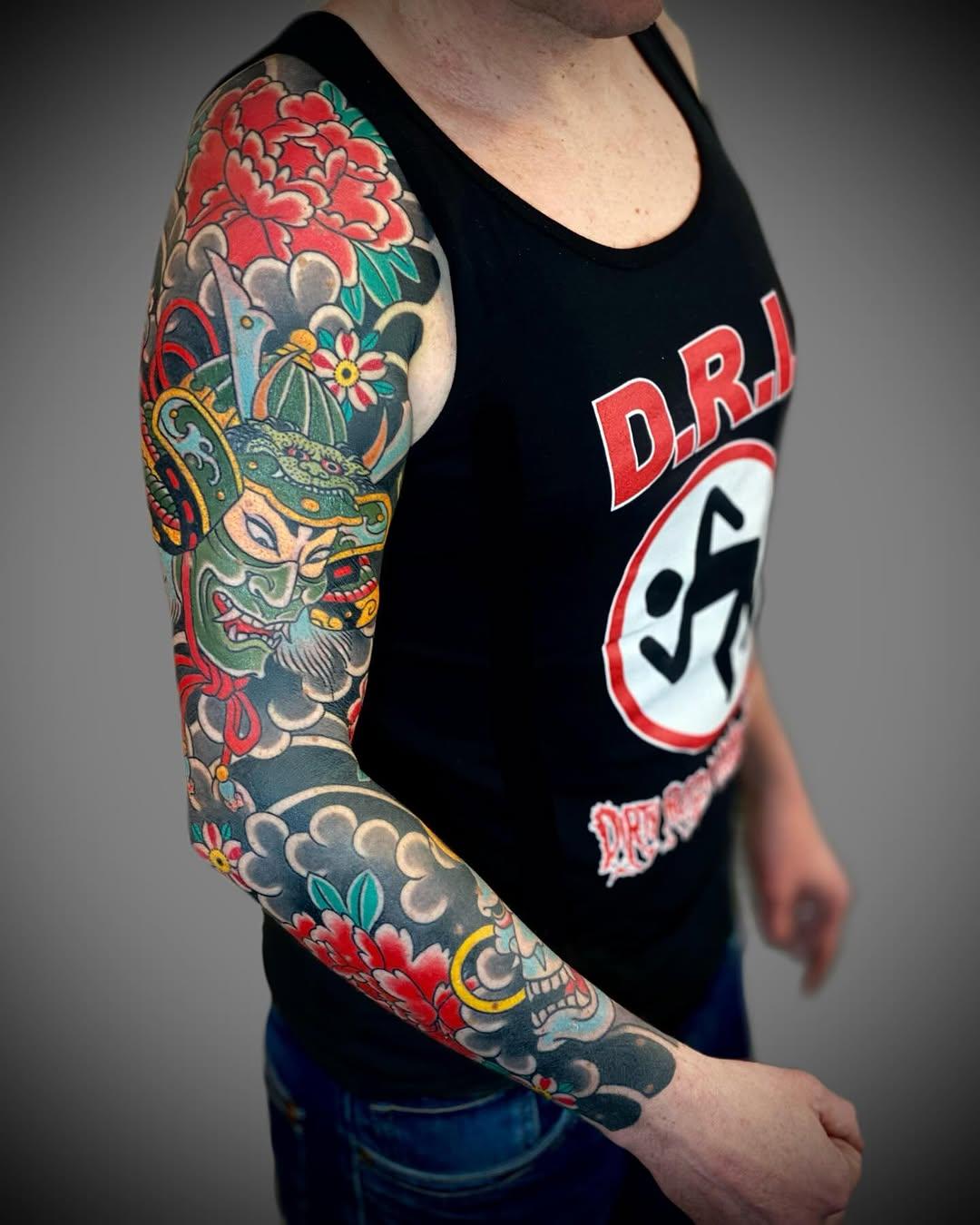 Tatouage Sleeve pivoines et demon masque — easysacha_mtattooclub