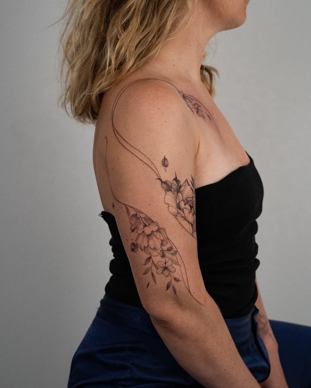Tatouage feuilles botaniques avec lignes abstraites — kalawa.tattooer